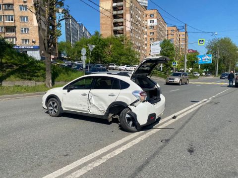 Фото-репортаж: Уснувший водитель спровоцировал массовое ДТП на проспекте во Владивостоке