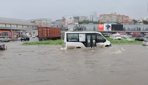 Фото-репортаж: Сильный ливень затопил Владивосток