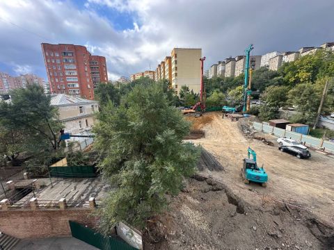 Фото-репортаж: Подозрительная стройка под окнами детской больницы обеспокоила владивостокцев