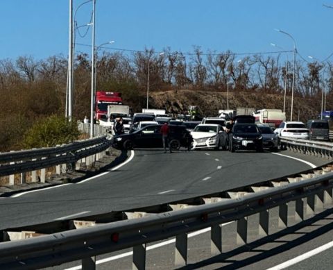 Фото-репортаж: Лучше на электричке: массовое ДТП заблокировало объездную трассу во Вадивостоке