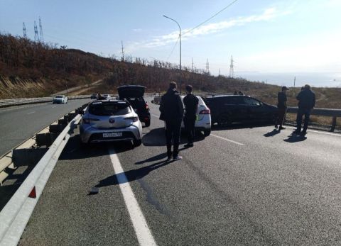 Фото-репортаж: Лучше на электричке: массовое ДТП заблокировало объездную трассу во Вадивостоке