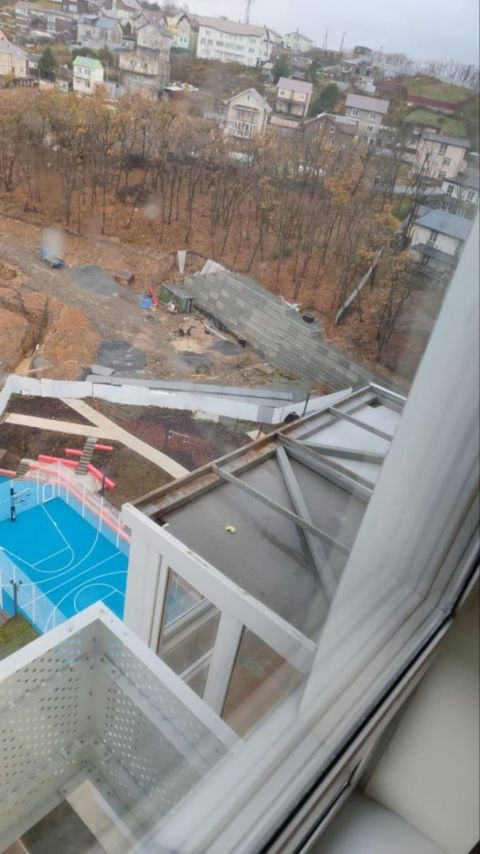 Фото-репортаж: Упавшие заборы и сорванные бамперы: стихия крушит Владивосток