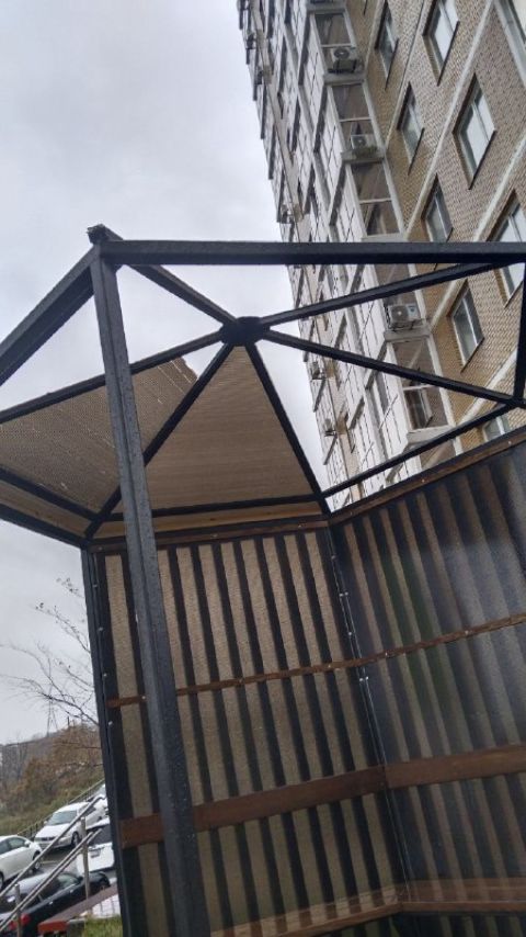 Фото-репортаж: Упавшие заборы и сорванные бамперы: стихия крушит Владивосток