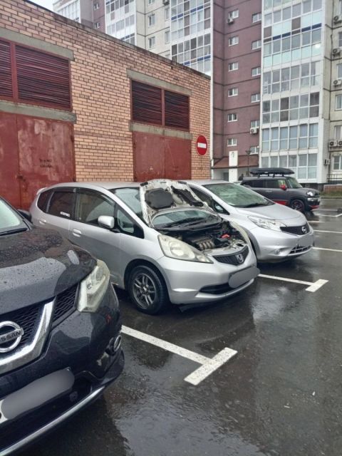 Фото-репортаж: Упавшие заборы и сорванные бамперы: стихия крушит Владивосток