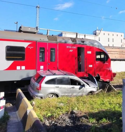 Поезд "лёгкого метро" снёс легковушку во Владивостоке