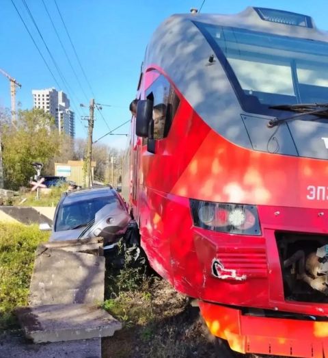 Поезд "лёгкого метро" снёс легковушку во Владивостоке