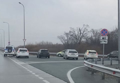 Фото-репортаж: "Отличная реклама для гостей края": ликвидировать нелегальную помойку и стихийную парковку у аэропорта просят приморцы