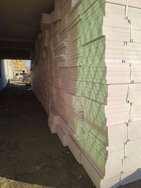 Фото-репортаж: Склад горючих материалов под окнами жилого дома устроила бригада иностранных строителей во Владивостоке