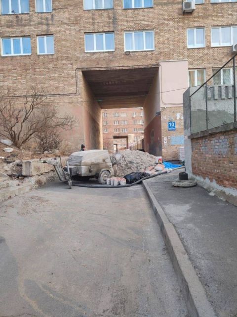 Фото-репортаж: Склад горючих материалов под окнами жилого дома устроила бригада иностранных строителей во Владивостоке
