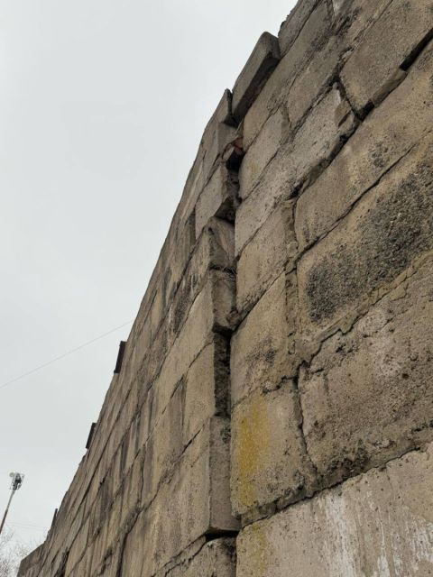 Фото-репортаж: Аварийная стена может упасть на головы пешеходам во Владивостоке