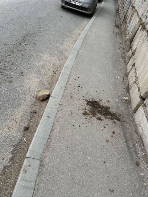 Фото-репортаж: Аварийная стена может упасть на головы пешеходам во Владивостоке