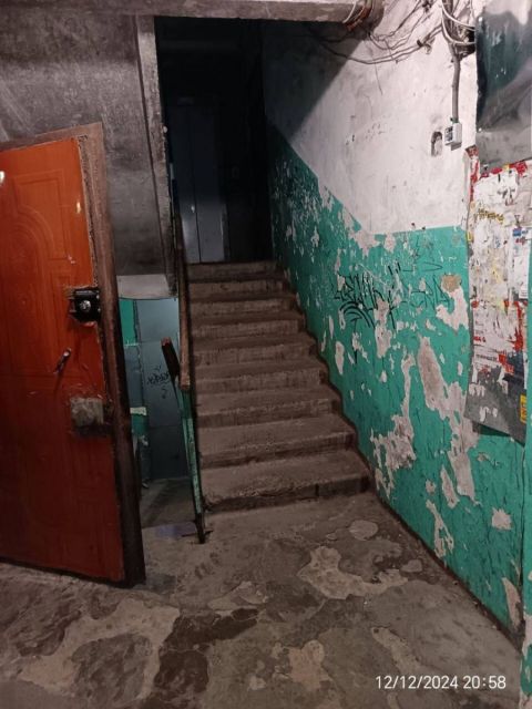 Фото-репортаж: Толпа мигрантов в подвале и липовые подписи: на беспредел УК жалуются владивостокцы