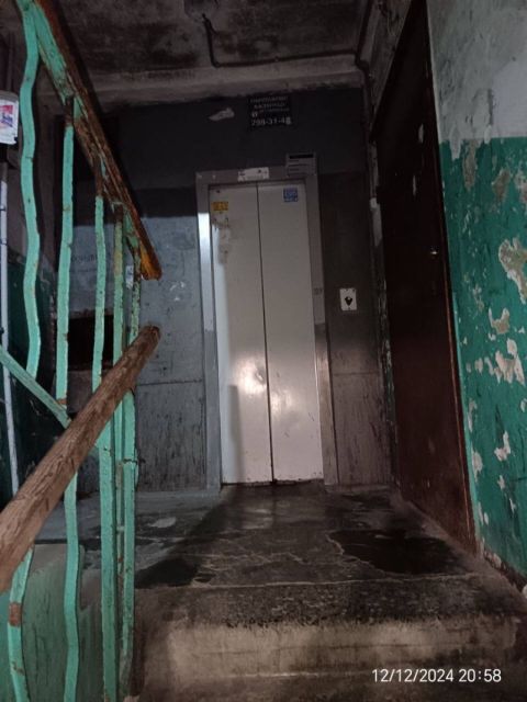 Фото-репортаж: Толпа мигрантов в подвале и липовые подписи: на беспредел УК жалуются владивостокцы