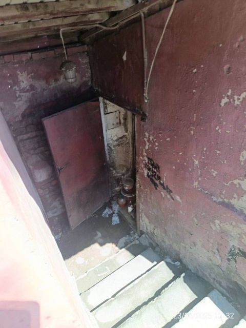 Фото-репортаж: Толпа мигрантов в подвале и липовые подписи: на беспредел УК жалуются владивостокцы