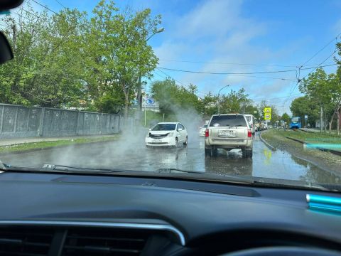 Фото-репортаж: "Хаммам заказывали?" - во Владивостоке улицу затопило кипятком