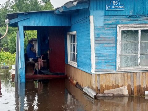 Фото-репортаж: Вода прибывает, проезд ограничен: тонущее Приморье продолжают откачивать спасатели