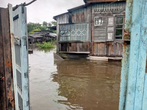 Фото-репортаж: Вода прибывает, проезд ограничен: тонущее Приморье продолжают откачивать спасатели
