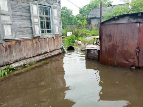 Фото-репортаж: Вода прибывает, проезд ограничен: тонущее Приморье продолжают откачивать спасатели
