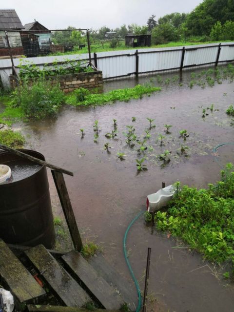 Фото-репортаж: Вода прибывает, проезд ограничен: тонущее Приморье продолжают откачивать спасатели