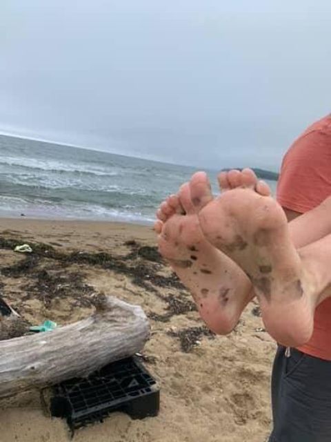 Фото-репортаж: "Не оттирается даже спиртом" - популярный пляж Владивостока загрязнили мазутом