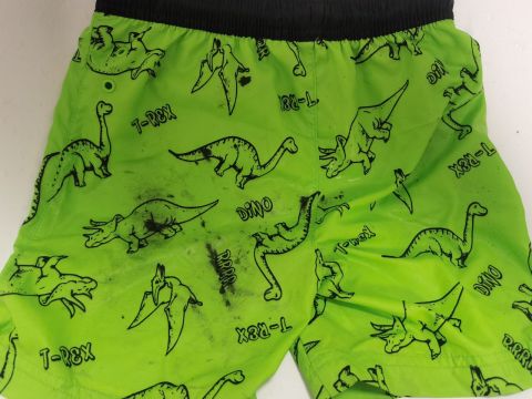 Фото-репортаж: "Не оттирается даже спиртом" - популярный пляж Владивостока загрязнили мазутом