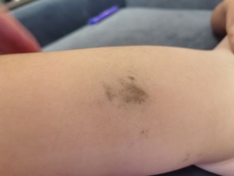 Фото-репортаж: "Не оттирается даже спиртом" - популярный пляж Владивостока загрязнили мазутом