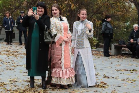 Фото-репортаж: Эх, ещё бы режиссуру: фотоотчёт с перформанса в честь 90-летия театра Горького