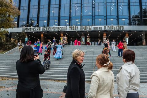 Фото-репортаж: Эх, ещё бы режиссуру: фотоотчёт с перформанса в честь 90-летия театра Горького