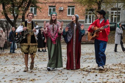 Фото-репортаж: Эх, ещё бы режиссуру: фотоотчёт с перформанса в честь 90-летия театра Горького