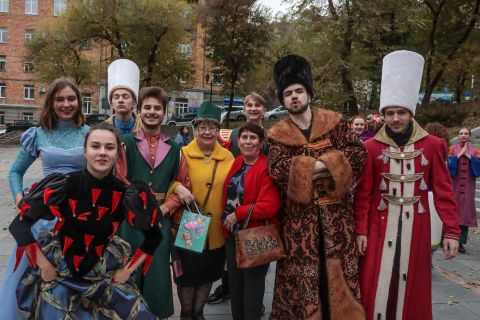 Фото-репортаж: Эх, ещё бы режиссуру: фотоотчёт с перформанса в честь 90-летия театра Горького