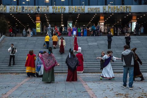 Фото-репортаж: Эх, ещё бы режиссуру: фотоотчёт с перформанса в честь 90-летия театра Горького