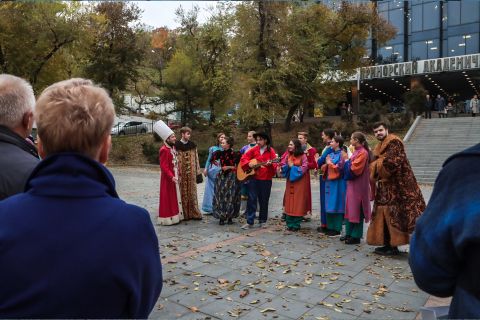Фото-репортаж: Эх, ещё бы режиссуру: фотоотчёт с перформанса в честь 90-летия театра Горького