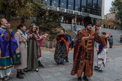 Фото-репортаж: Эх, ещё бы режиссуру: фотоотчёт с перформанса в честь 90-летия театра Горького