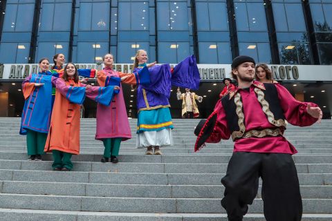 Фото-репортаж: Эх, ещё бы режиссуру: фотоотчёт с перформанса в честь 90-летия театра Горького