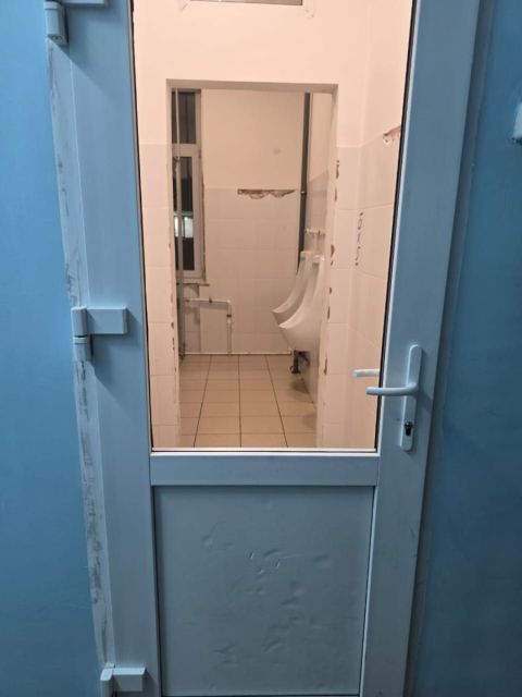 Фото-репортаж: Школа Владивостока, получившая имя Героя СВО, стремительно ветшает изнутри