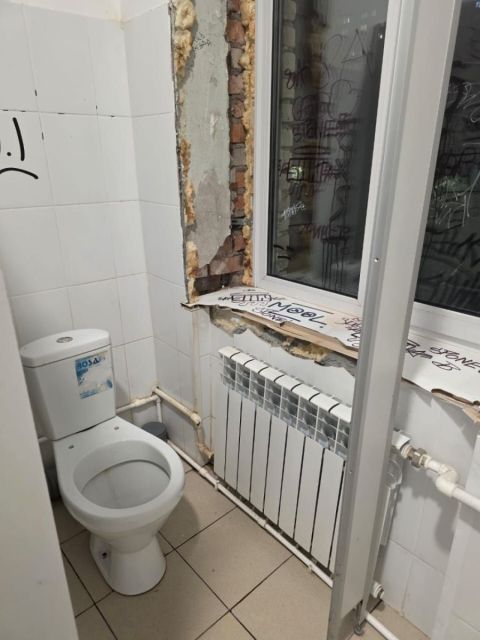 Фото-репортаж: Школа Владивостока, получившая имя Героя СВО, стремительно ветшает изнутри