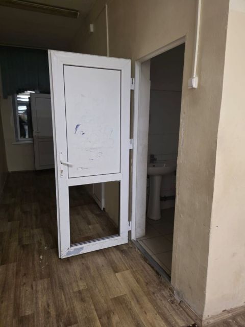 Фото-репортаж: Школа Владивостока, получившая имя Героя СВО, стремительно ветшает изнутри