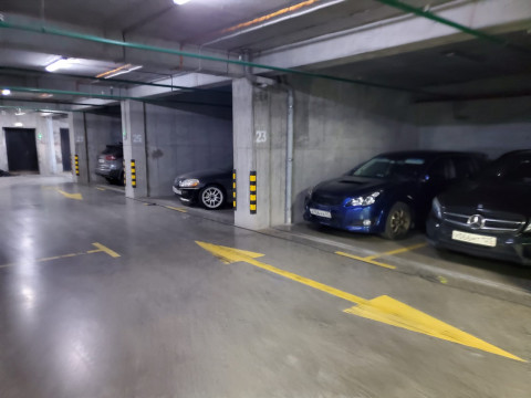 Фото-репортаж: Управляйка взяла в заложники автомобили владивостокцев