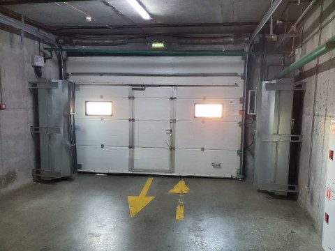 Фото-репортаж: Управляйка взяла в заложники автомобили владивостокцев