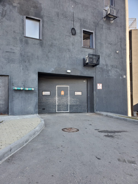 Фото-репортаж: Управляйка взяла в заложники автомобили владивостокцев