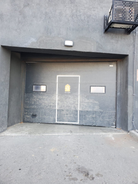 Фото-репортаж: Управляйка взяла в заложники автомобили владивостокцев