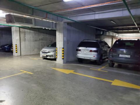 Фото-репортаж: Управляйка взяла в заложники автомобили владивостокцев