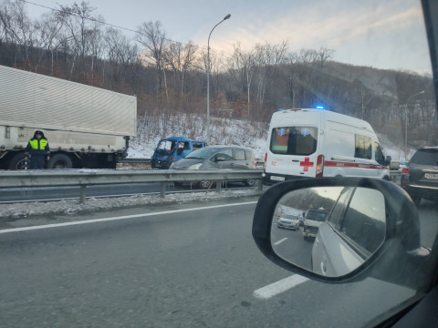 Фото-репортаж: Авария с большегрузом парализовала движение на объездной трассе во Владивостоке