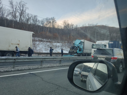 Фото-репортаж: Авария с большегрузом парализовала движение на объездной трассе во Владивостоке