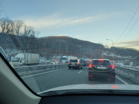 Фото-репортаж: Авария с большегрузом парализовала движение на объездной трассе во Владивостоке