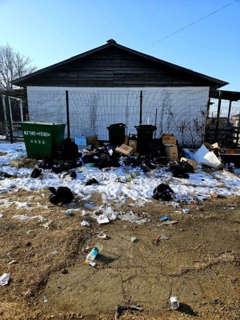 Фото-репортаж: Несуществующее отсутствие проезда мешает подрядчику ПЭО вывозить мусор с территории сельской школы