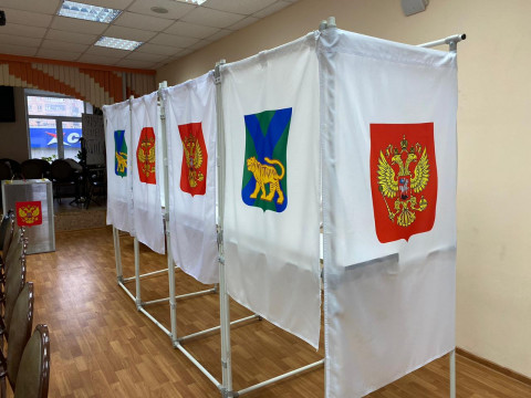 Фото-репортаж: Губернатор Приморья Олег Кожемяко принял участие в голосовании по поводу поправок в Конституцию