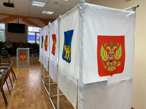 Фото-репортаж: Губернатор Приморья Олег Кожемяко принял участие в голосовании по поводу поправок в Конституцию