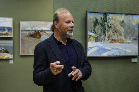 Фото-репортаж: Грани творчества художника Виталия Медведева представили на персональной выставке