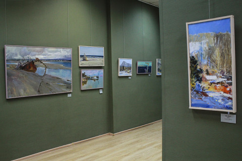 Фото-репортаж: Грани творчества художника Виталия Медведева представили на персональной выставке